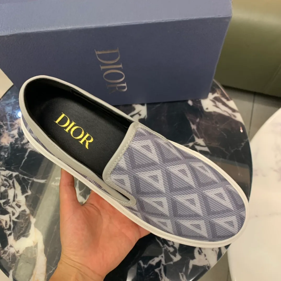 Factory price 340, Dior series casual shoes 👟🔥🕷🕷【Dior】Dior New casual men's shoes are launched in Hong Kong counters. Official website 1:1 production. Original Italian materials. Designed by European and American masters. Perfect shape to create counter quality, solid color rubber wear-resistant outsole and classic dazzling head! Super versatile and very comfortable. High-end without losing taste, fashionable and novel! ! Absolute focus! Code number: 38-45